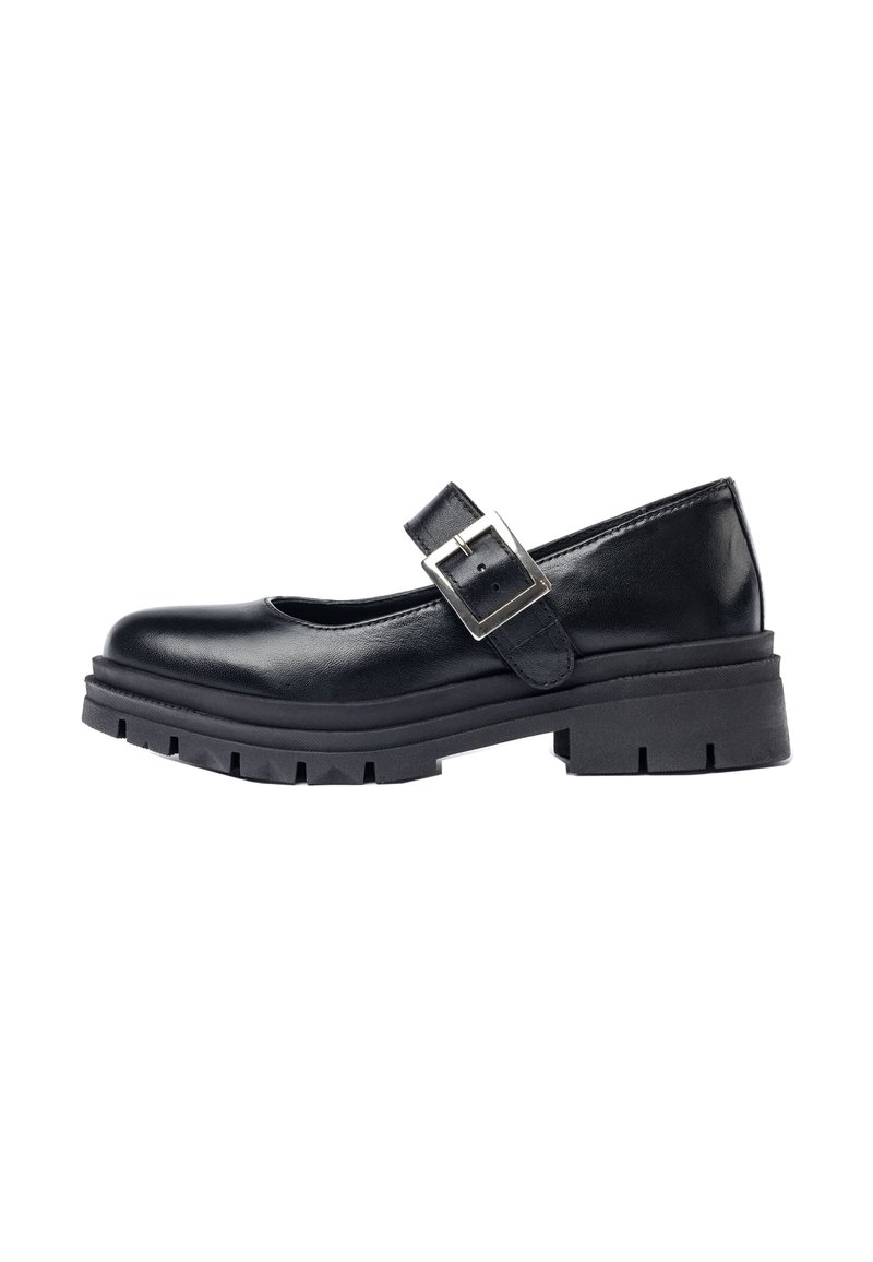 Zapato de cuero negro con punta redondeada y correa de hebilla lateral. Cuenta con una suela negra gruesa y texturizada con un ligero tacón.