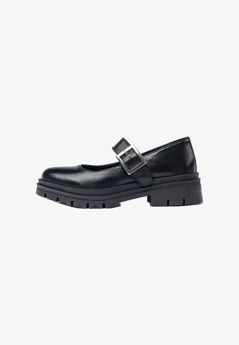 Zapato de cuero negro con punta redondeada y correa de hebilla lateral. Cuenta con una suela negra gruesa y texturizada con un ligero tacón.
