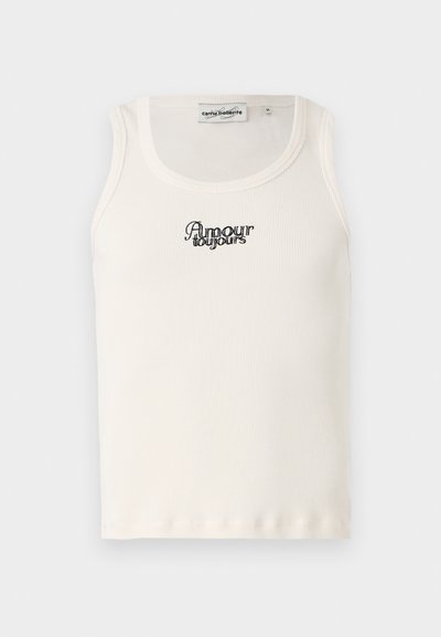 Witte geribbelde tanktop met de geborduurde zin "Amour toujours" in het zwart. Gemakkelijk textuur, ronde halslijn, zonder mouwen ontwerp.