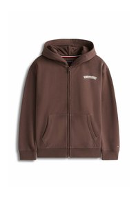 Sudadera con cremallera marrón, con capucha ajustable, dos bolsillos frontales, puños acanalados y un pequeño logo en el pecho. Textura de tela suave.