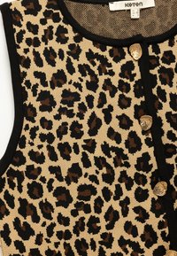 Strick-Top in Beige mit schwarzem Leopardenmuster. Mit dekorativen goldenen Knöpfen sowie einem schwarzen Halsausschnitt und Kanten.