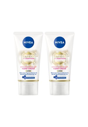 Zwei weiße Nivea Luminous 630 Anti-Pigment Handcreme-Tuben mit LSF 15, ausgestattet mit der patentierten Thiamidol-Formel.