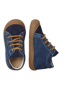 Zapatos de ante azul marino con suelas de goma marrón, puntera redonda y cordones en contraste color tostado. Presentan costuras blancas y un suave forro interior.