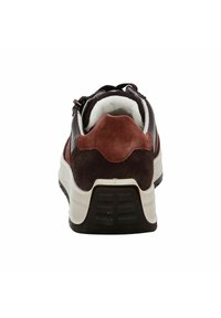 Braune und dunkelbraune Wildleder-Sneaker mit gepolstertem Fersenbereich, einer weißen Zwischensohle und einer strukturierten Gummisohle, die über eine schlichte Schnürung verfügt.