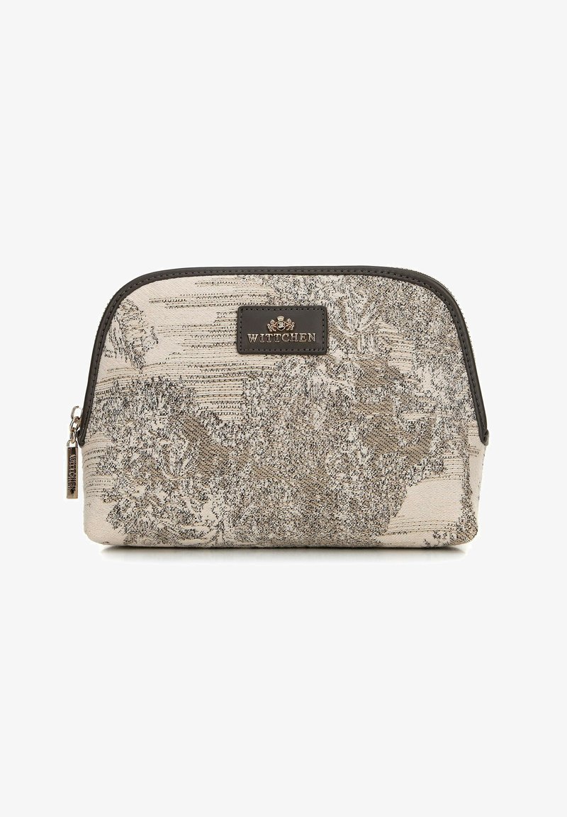 Borsetta in tessuto beige con intricato motivo floreale argentato, parte superiore arrotondata, chiusura con zip nera e etichetta in pelle nera impresso.