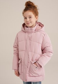 Padded roza zimska jakna s kapuco, ki ima mehko notranjo podlogo, dve sprednji žepki in šivani vzorec na površini.