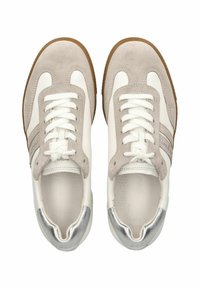 Białe skórzane sneakersy z jasnoszarymi zamszowymi akcentami, kontrastującymi jasnoszarymi paskami, okrągłymi gumowymi podeszwami oraz srebrnymi metalowymi kapturkami na pięcie.