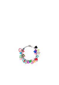 Kleurrijke armband met verschillende hartvormige plastic bedels in rood, roze, blauw, groen en doorzichtig, bevestigd aan een zilveren metalen ketting.