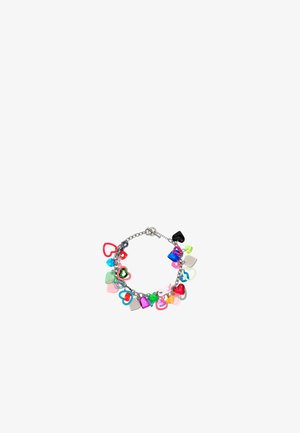 Kolorowa bransoletka z urokami w kształcie serca wykonanymi z plastiku w kolorach czerwonym, różowym, niebieskim, zielonym i przezroczystym, przymocowana do metalowego srebrnego łańcuszka.