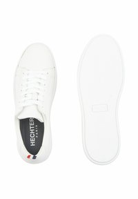 Witte sneakers met een gladde leren bovenkant, platte veters en een rubberen zool. Heeft een logo op de tong en een driekleurig accent bij de hak.