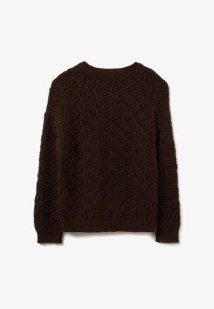 Bruin gebreid sweater met een getextureerd bladerenpatroon, ronde halslijn en geribde mouwen en zoom. Gemaakt van zachte, dikke garen.
