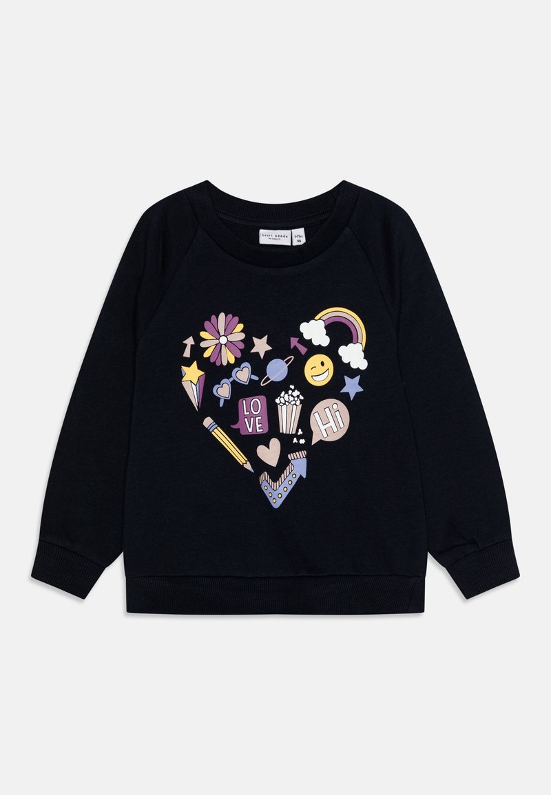 Chemise noire à manches longues avec un motif coloré en forme de cœur comprenant une fleur, un arc-en-ciel, un smiley, du pop-corn, un crayon, des étoiles et les textes "LOVE" et "Hi."