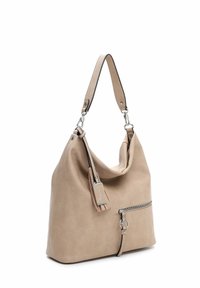 Bolso de hombro de cuero beige con un diseño holgado, que presenta un bolsillo con cremallera en la parte frontal, herrajes Plateados y una correa bicolor.