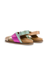 Paire de sandales à bout ouvert avec des brides en cuir roses, vert menthe et beige, boucles réglables et semelles intérieures rembourrées couleur cuir clair sur semelles plates.