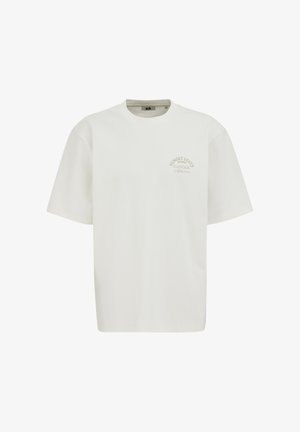 Tricou alb cu mânecă scurtă, gât rotund și text mic estompat „Sunset State of Mind Canggu” pe pieptul stâng.