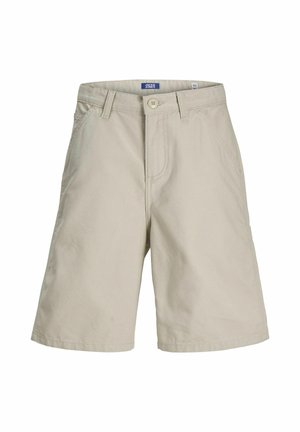 Beige knælange shorts med knap- og lynlås-lukning, bæltestropper og forlommer, lagt fladt på en hvid baggrund.