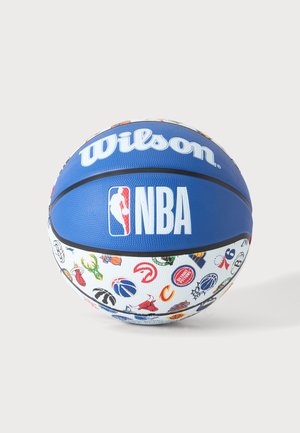 Wilson blå og hvid NBA basketball med flere farverige NBA holdlogoer på de hvide paneler.