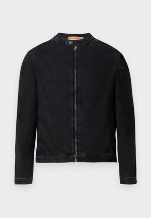 Giacca in denim nero con colletto rotondo, cerniera frontale e piccolo logo rosso sulla manica sinistra. Presenta una texture liscia e un design aderente.