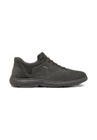 Sneaker scuro in suede grigio con una parte superiore testurizzata, dettagli in rete e lacci scuri. Presenta una soletta imbottita e una forma a punta arrotondata.
