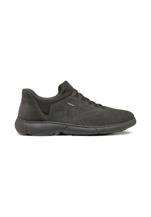 Sneaker scuro in suede grigio con una parte superiore testurizzata, dettagli in rete e lacci scuri. Presenta una soletta imbottita e una forma a punta arrotondata.