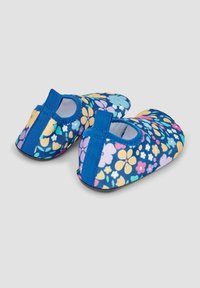 Blauwe schoenen met bloemenpatroon, gemaakt van rekbare stof, met een ronde neus, elastische hielband en duurzame zwarte zool. Heldere, veelkleurige bloemen.