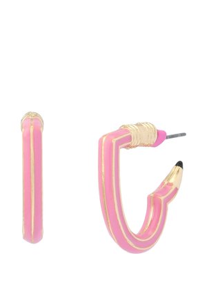Boucles d'oreilles créoles en émail rose et ton doré, en forme de crayons pliés avec des pointes noires et des tiges métalliques pour oreilles percées.