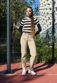 Champion POINT LOW TECH - Zapatillas de baloncesto - offwhite/taupe