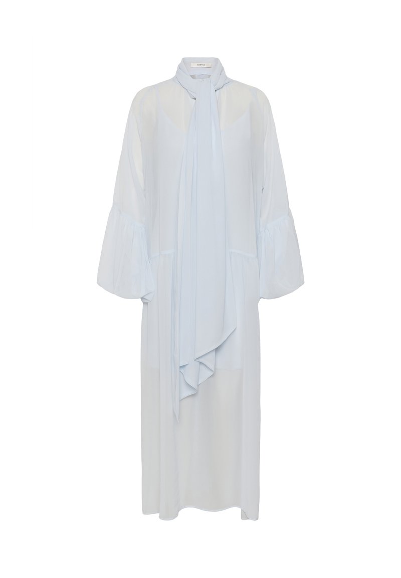 Robe longue bleu clair en tissu transparent, manches bouffantes, avec un détail de nœud drapé au col.