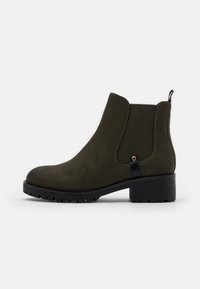 Stivaletto verde oliva in suede con pannelli laterali elasticizzati, suola in gomma nera e una piccola fascia nera con un bottone metallico.