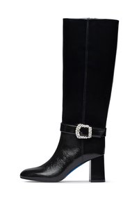 Stivali in pelle nera alte fino al ginocchio con punta a punta e tacco a blocco, dotati di una brillante cintura decorativa con un dettaglio di fibbia in strass.