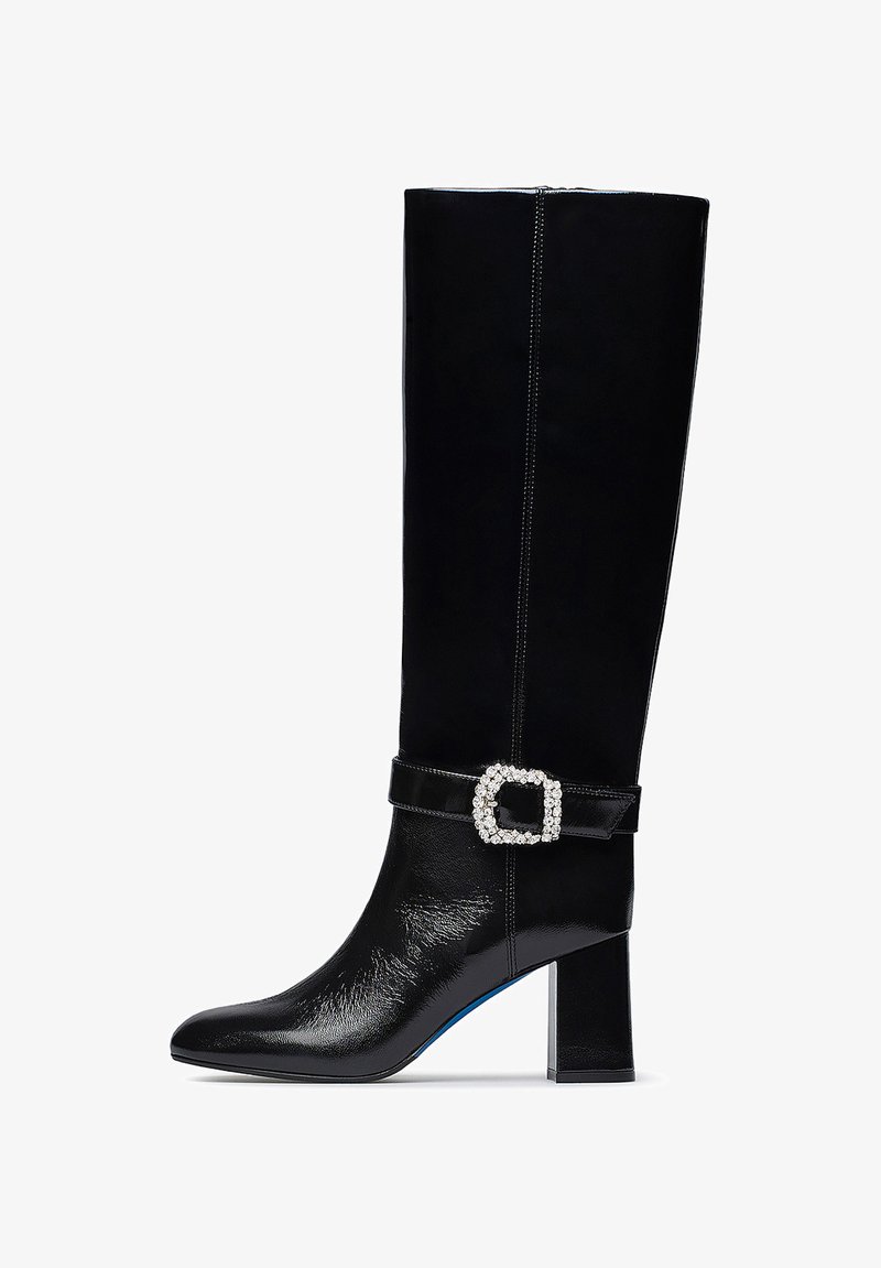 Stivali in pelle nera alte fino al ginocchio con punta a punta e tacco a blocco, dotati di una brillante cintura decorativa con un dettaglio di fibbia in strass.
