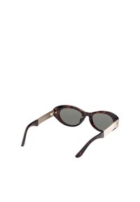 Sluneční brýle ve tvaru želvoviny s oválnými skly a tmavě zeleným tónováním. Mají silný rám a kovové detaily na spáncích. Hladký povrch.