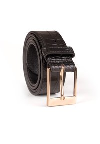Cinturón de piel negra enrollado con estampado de cocodrilo y una hebilla rectangular de metal dorado sobre fondo blanco.