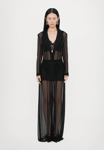 Durchsichtiges schwarzes Mantelkleid mit langen Ärmeln, Spitzenverzierungen unter dem Kragen und einer taillierten Passform; zeichnet sich durch eine glatte, fließende Textur und Silhouette aus.