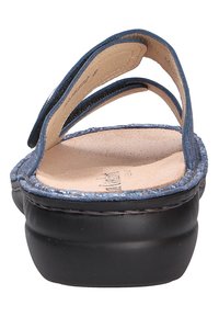 Sandalo blu in pelle con tre cinturini sottili, soletta imbottita e suola nera a platfond. Design minimalista con una texture liscia.
