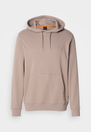 Sweat à capuche brun clair avec poche avant et cordons, arborant un petit patch logo carré sur la poitrine.