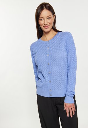 Cardigan lavorato a maglia di un blu chiaro con un motivo a rombi, scollatura rotonda e chiusura a bottone. Maniche lunghe con polsini a coste.