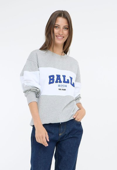 Grå genser med hvit horisontal stripe, blå tekst "BALL 1974 THE JEANS," ribbede mansjetter, avslappet passform, bomullsblanding.