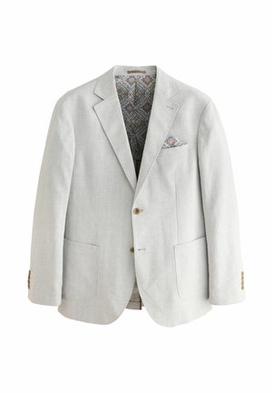 Blazer de lino gris claro con un acabado texturizado. Presenta un forro azul con un patrón y un pañuelo a juego en el bolsillo. Dos bolsillos frontales y cierre de botones.
