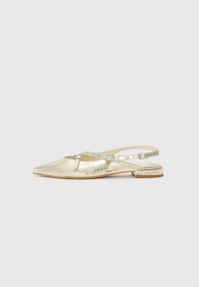 Chaussures slingback métalliques dorées avec un bout pointu, des brides croisées et un petit talon plat. Texture lisse avec une finition légèrement scintillante.