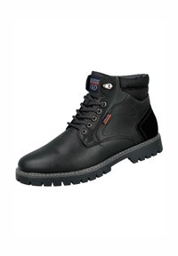 Botines de cuero negro con acabado texturizado, cordones delanteros, cuello acolchado, suela contrastante y detalles del logo en la lengüeta.