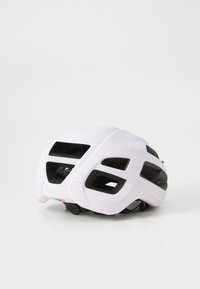 Helle rosa Fahrradhelm in einem Winkel positioniert, der Belüftungsöffnungen und einen verstellbaren Riemen zeigt, vor einem schlichten weißen Hintergrund.