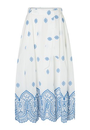 Weißer Midirock mit blauer Blumenstickerei, verteilt und detailliert entlang des geschwungenen Saums, mit hoher Taille und seitlichem Bindegürtel.