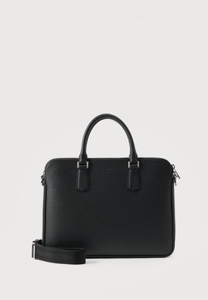 Fekete bőrkabinett dupla fogantyúval, eltávolítható vállpánttal és ezüst cipzárral, fehér háttér előtt.