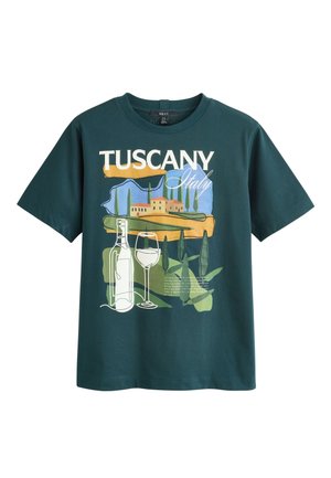 Mørkegrøn T-shirt med en Toscansk italiensk landskabsgrafik, der viser cyprestræer, en villa, en vinflaske og et vinglas.