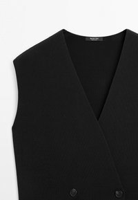 Gilet nero senza maniche con scollo a V in tessuto strutturato e due bottoni sulla parte anteriore, disteso su uno sfondo bianco.