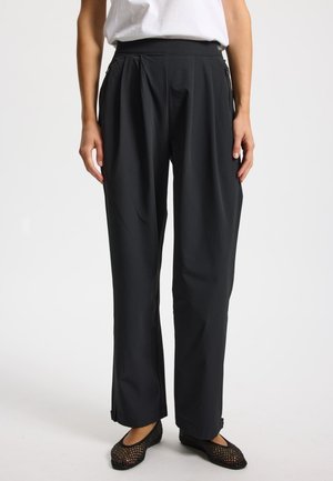 Czarne plisowane spodnie z wysokim stanem, z bocznymi kieszeniami na zamek oraz gładką, lekką tkaniną. Prosty krój nogawek.