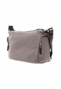 Sac à bandoulière en nylon gris à texture lisse, avec poches zippées, sangle réglable et accents marron foncé. De forme rectangulaire.