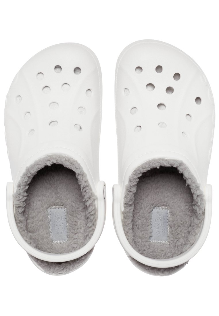 Witte klompen met ventilatiegaten en een comfortabele grijze voering. Heeft een comfortabel ontwerp en een hielband voor een veilige pasvorm.