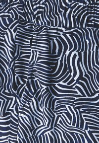 Marinblått tyg med vita organiska vågiga ränder; stretchig textur med rynkad midja; abstrakt mönster täcker hela ytan.